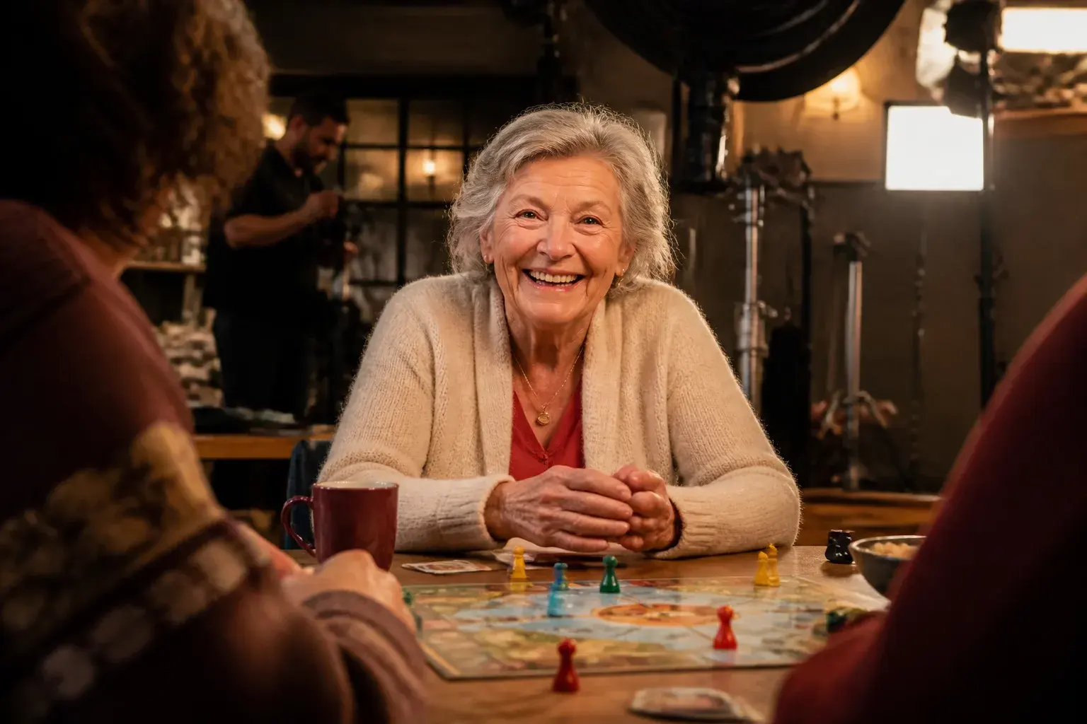 Casting figuration : femme sénior pour pub d'un studio de jeux de société à Paris