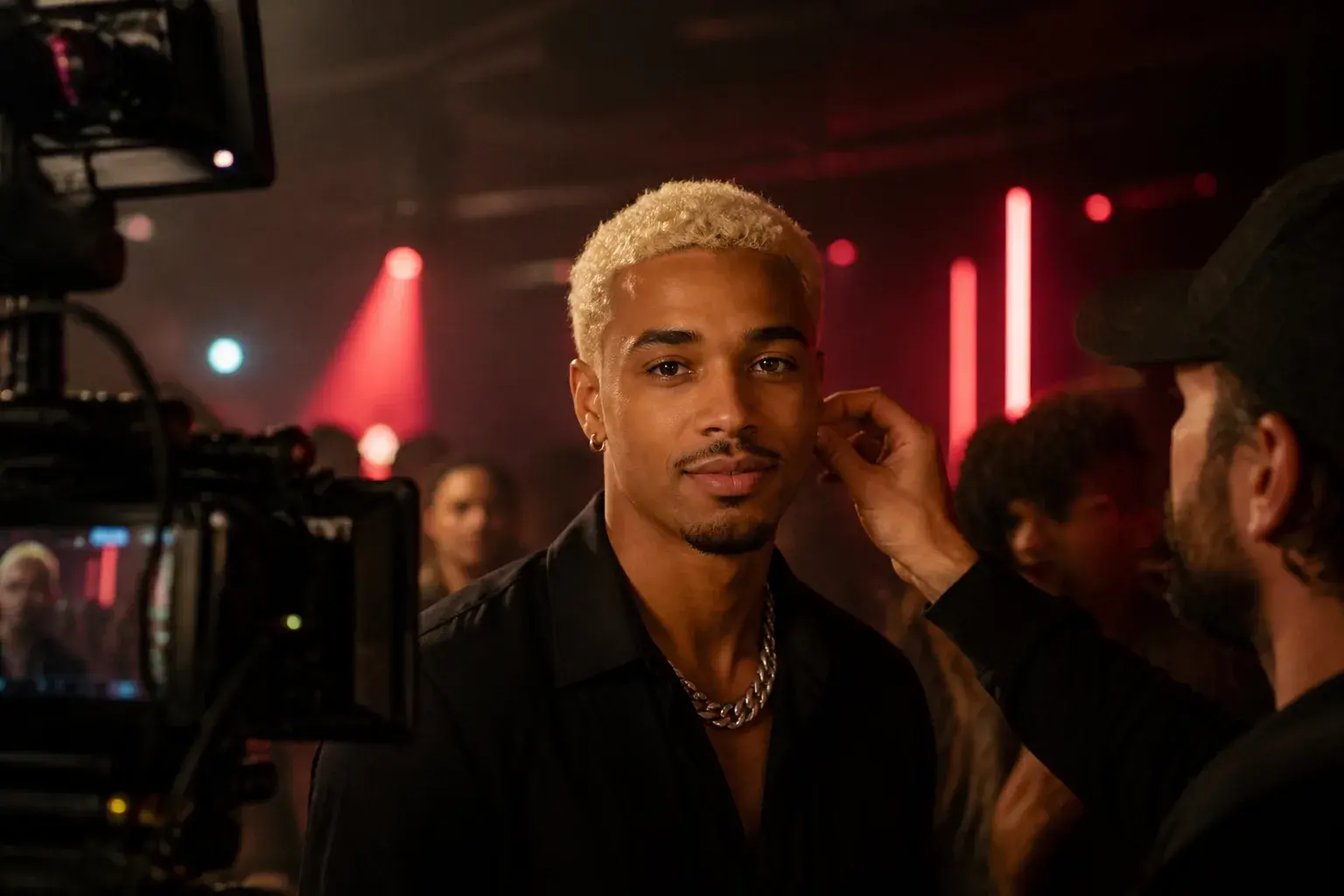 Casting figuration : homme afro ou métissé aux cheveux blonds en Île-de-France